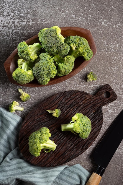 Photo fresh green organic broccoli on the table