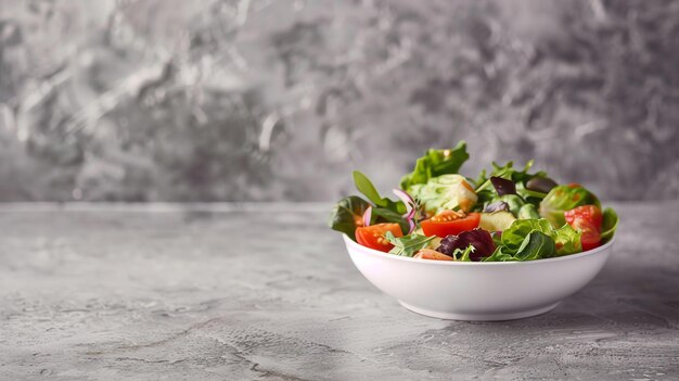 Photo fresh green salad in a white bowl on a grey background