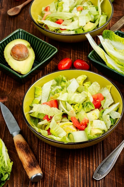 Photo fresh green salad with fresh vegetables