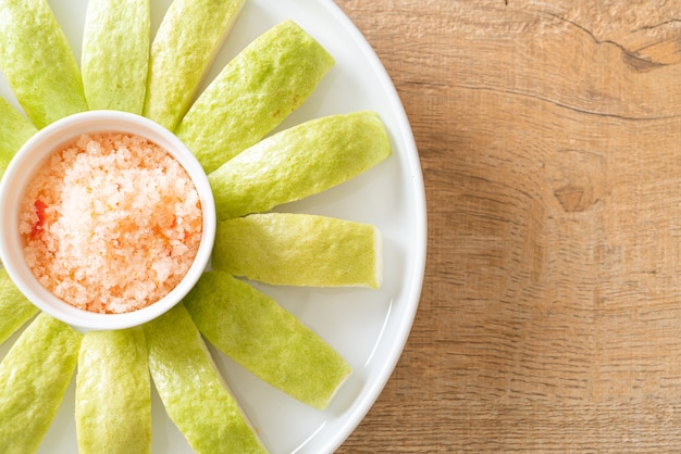 Fresh Guava Sliced with Chili and Salt Dipping