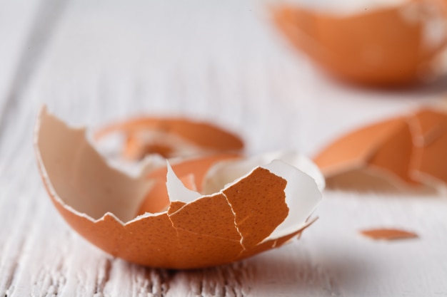 Photo fresh hard boiled eggs with shell beside on wooden board