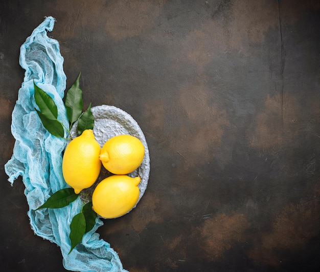 Photo fresh juicy lemons on rusty background