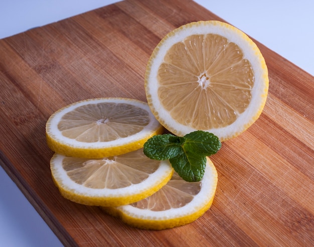 Photo fresh lemon cut rings on bamboo board