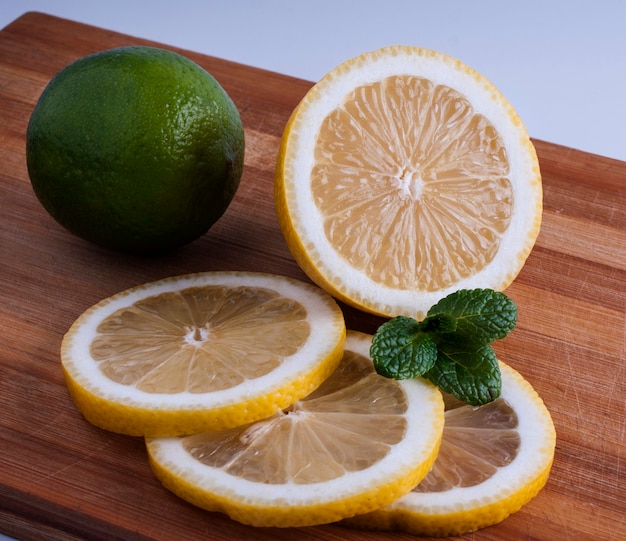 Photo fresh lemon cut rings on bamboo board