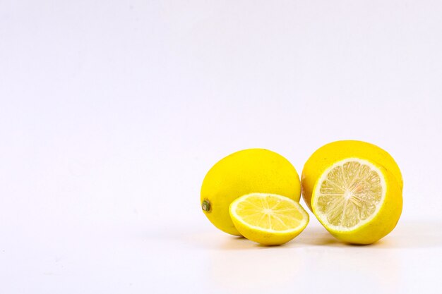 Photo fresh lemon with slices isolated on white background