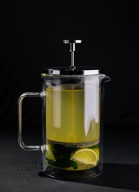 Photo fresh lime tea in glass french press