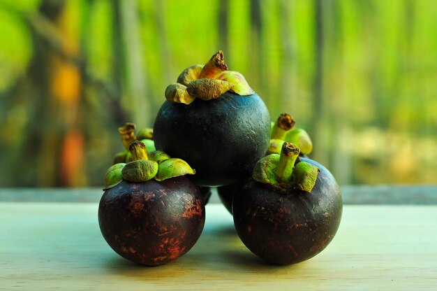 Photo fresh mangosteen with natural background mangosteen has been known as the queen of fruits asia fru