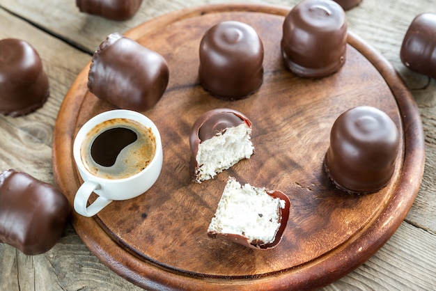 Photo fresh marshmallows with two cups of coffee