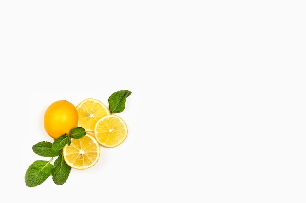 Photo fresh mint and lemons on white background with copy space. healthy background with mint leaf and