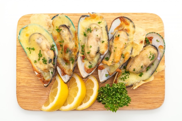 fresh mussel baked with cheese 