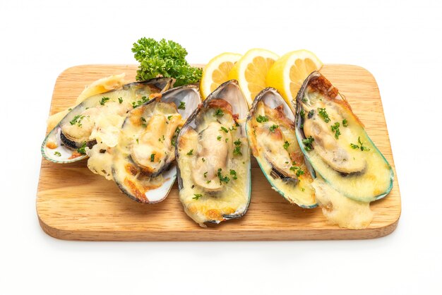 fresh mussel baked with cheese 