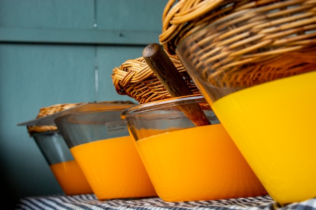 Photo fresh orange juice in a glass jar with a lid baskets