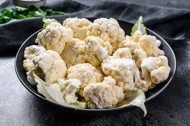 Photo fresh organic cauliflower cut into small pieces in bowl