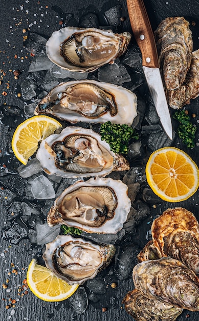 Fresh oysters with lemon, ice and white wine