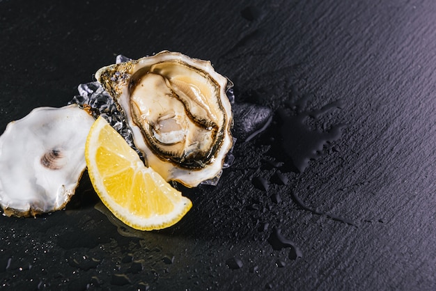 Fresh oysters with lemon, ice and white wine