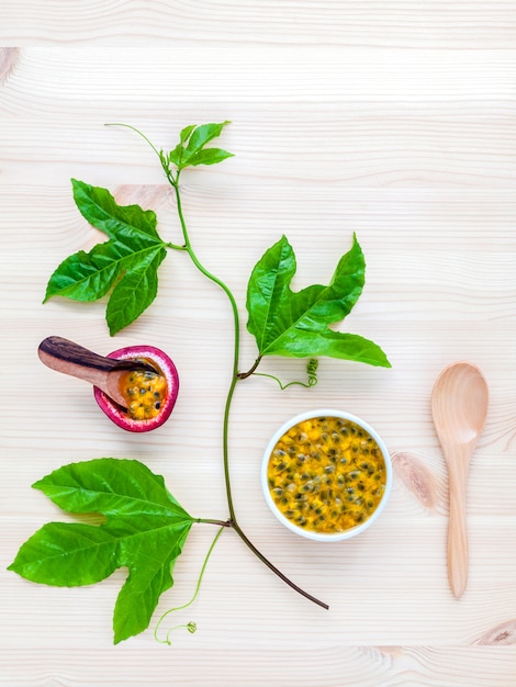 Photo fresh passion fruits set up on wooden background.