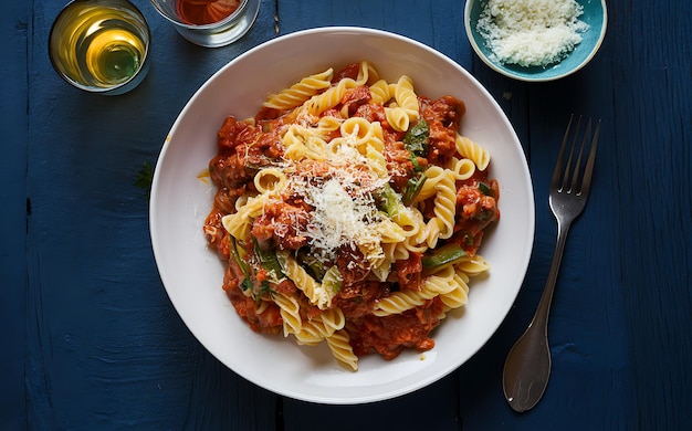 Photo fresh pasta with hearty bolognese and parmesan cheese generated by ai