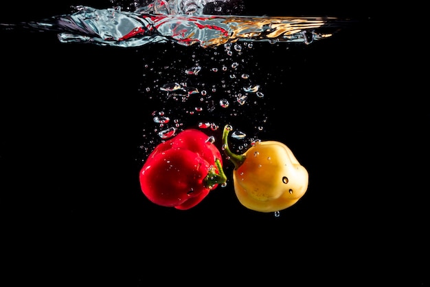 Photo fresh pepper with water splash