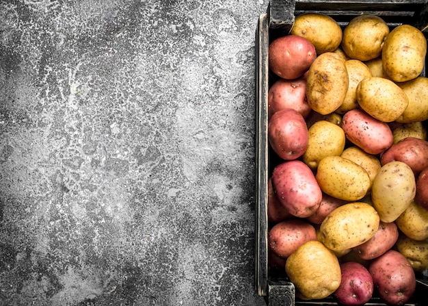 Photo fresh potatoes in a box