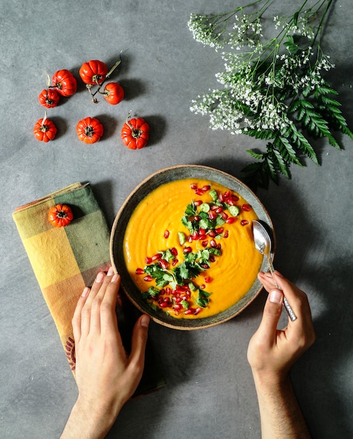 Photo fresh pumpkin soup topped with parsley and pomegranate seeds