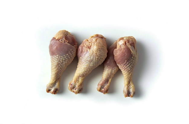 Photo fresh raw chicken drumsticks on white background perfect for cooking and recipe websites