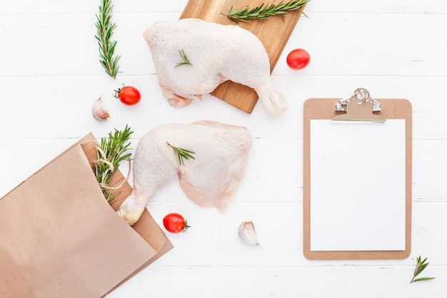 Photo fresh raw chicken legs with herbs. cooking