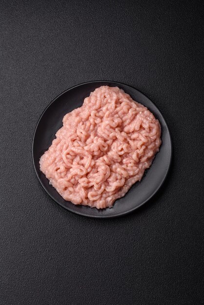 Photo fresh raw chicken mince with salt and spices