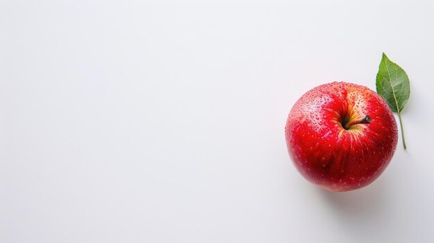 Photo fresh red apple with water droplets and leaf on white background