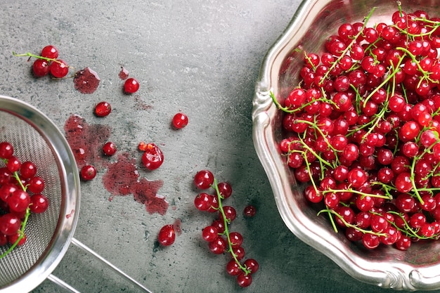 Fresh red currants in bowl on table close up