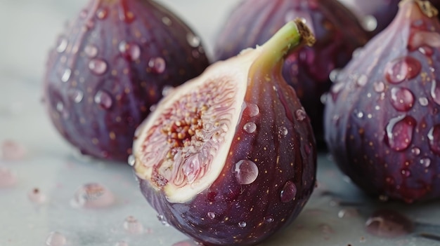 Photo fresh ripe figs with water drops on marble table