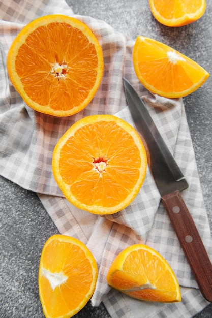 Photo fresh ripe oranges on dark concrete background