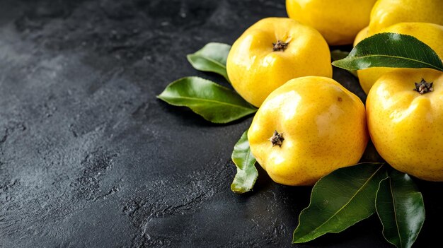 Photo fresh ripe organic quinces with leaves on black table