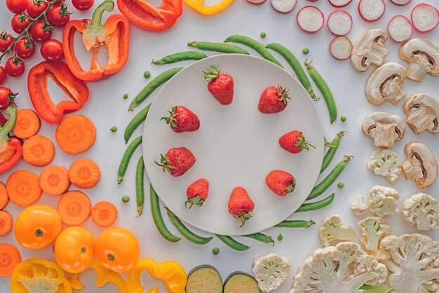 Photo fresh ripe strawberries white plate