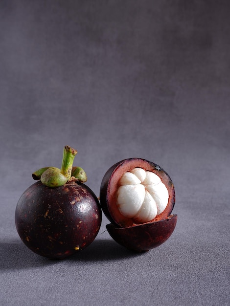 Photo fresh, ripe and sweet mangosteen. garcinia mangostana. the fruit popular as ''the queen of fruits''.