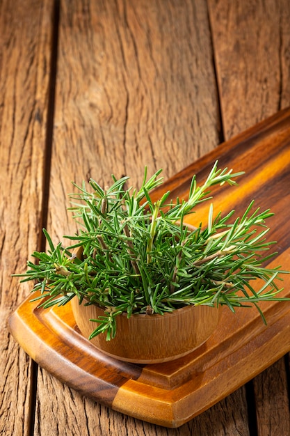 Photo fresh rosemary herb on the table