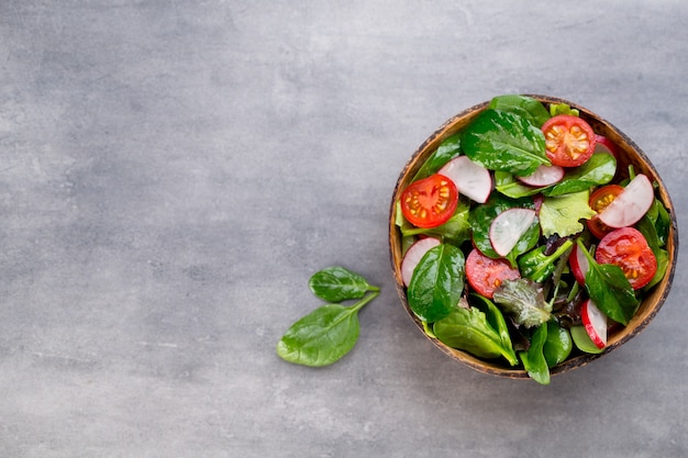 Fresh salad with baby spinach and tomato, radish und salad.