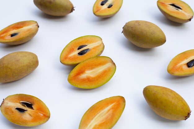 Photo fresh sapodilla fruit on white background