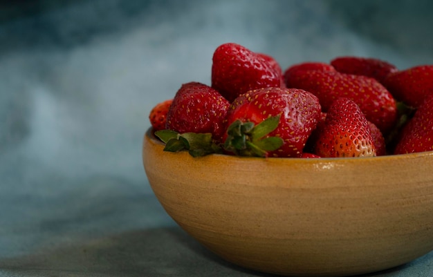 fresh strawberries in ceramic container with natural background naturaler fruits