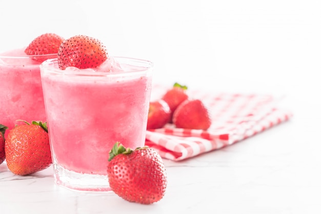 fresh strawberry smoothie 