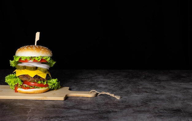 Photo fresh tasty burger on dark background copy space for text