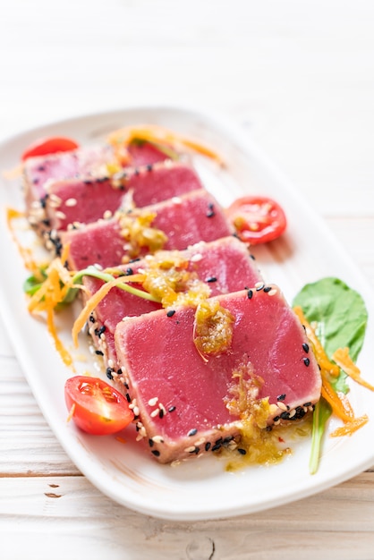 Photo fresh tuna raw with spicy salad sauce