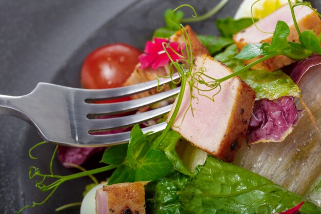 Photo fresh tuna with vegetable salad and sauce