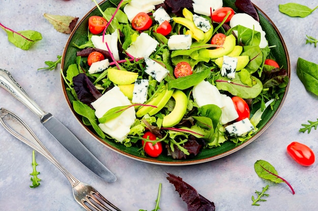 Fresh vegetable salad with cheese