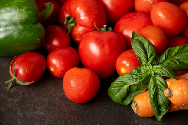 Photo fresh vegetables on a gray table