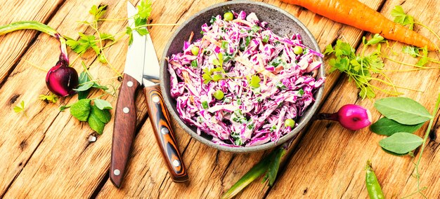 Photo fresh vegetables salad with purple cabbage.coleslaw in a bowl