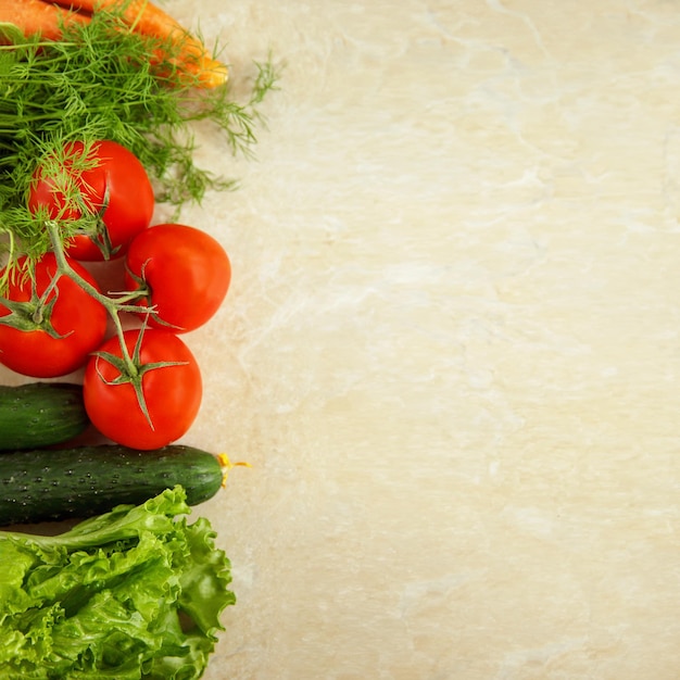 Photo fresh vegetables tomatoes on a branch cucumber salad with dill on a white background integrante salad