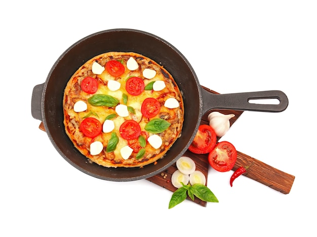 Photo freshly baked pizza in a pan on white background