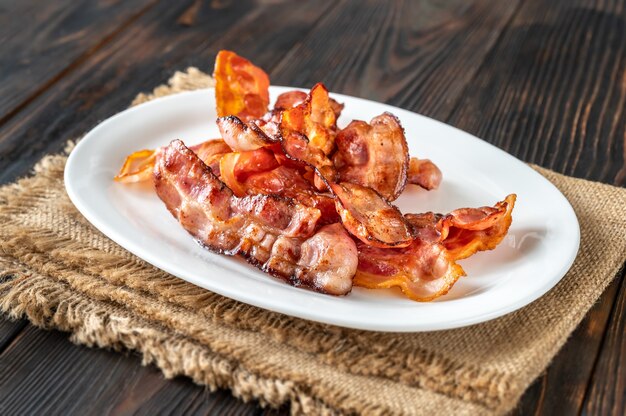 Photo fried bacon on the serving plate