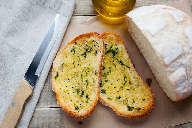 Photo fried bread with olive oil, garlic and herbs.