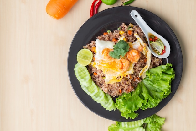 Fried brown rice with shrimp and fried egg in Thai